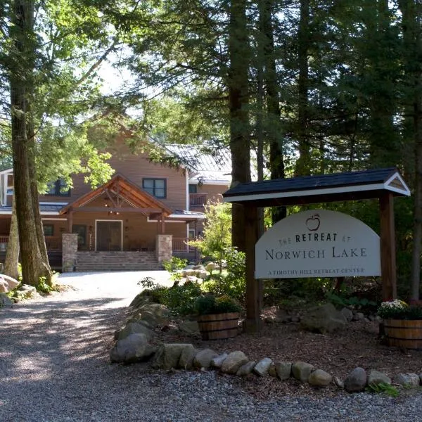 The Retreat At Norwich Lake, hotel in Huntington
