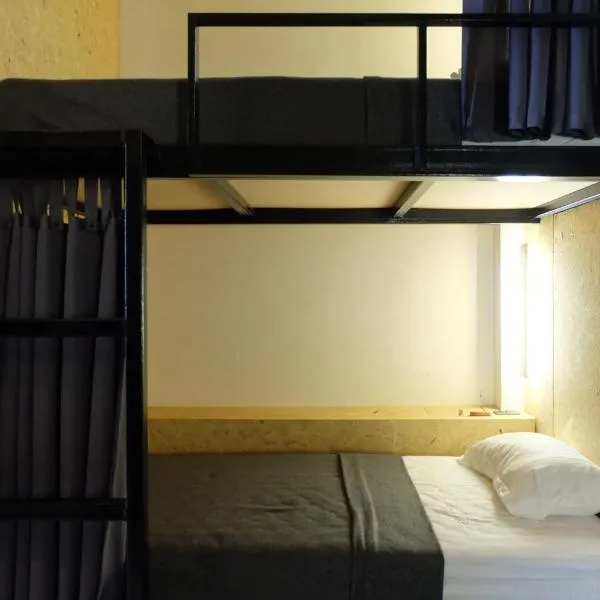 Hugger Hostel photo 2