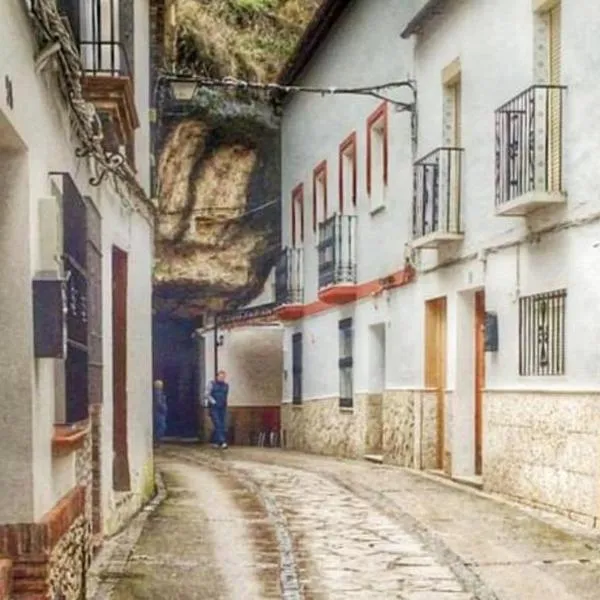 Vivienda Rural Los Tajos de Setenil、セテニル・デ・ラス・ボデガスのホテル