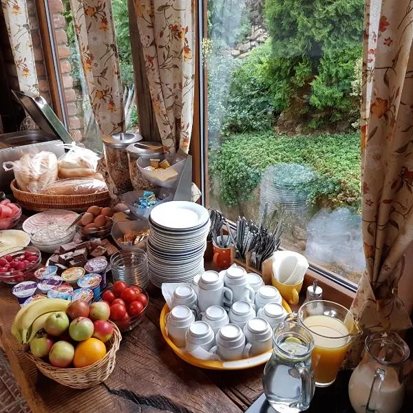 Osada Havranů, hotel v mestu Hnanice