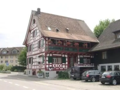 Hotel Restaurant Pizzeria Rotes Haus、Landschlacht Gemeinde Münsterlingenのホテル