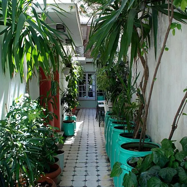 Pagration Youth Hostel, hotel in Athens