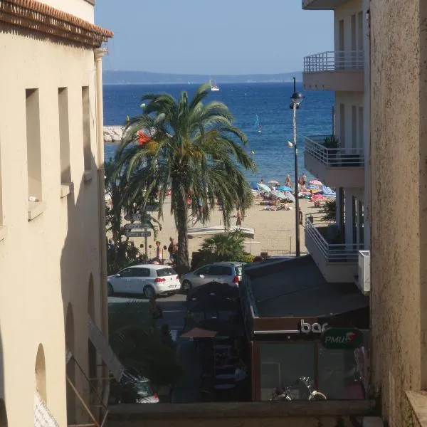 Hôtel L'Oustaou – hotel w mieście Le Lavandou