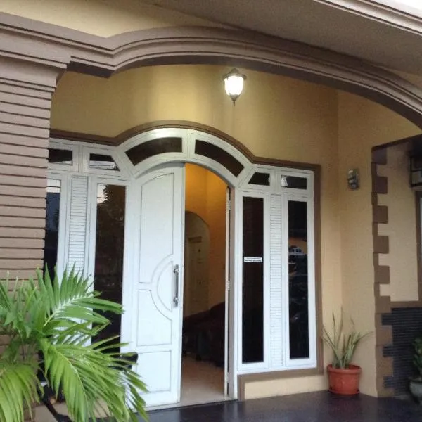 Wisma Maharani, hotel v destinaci Wanci