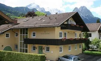 Alpenhof Garnihotel & Ferienwohnungen, hotel v destinaci Garmisch-Partenkirchen