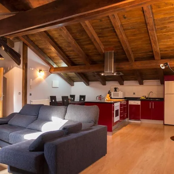 Aiestaenea Apartamentos Rurales, hotel in Isaba