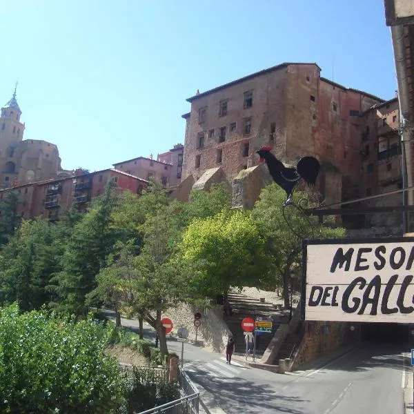 Hotel Mesón del Gallo, מלון באלבראסין