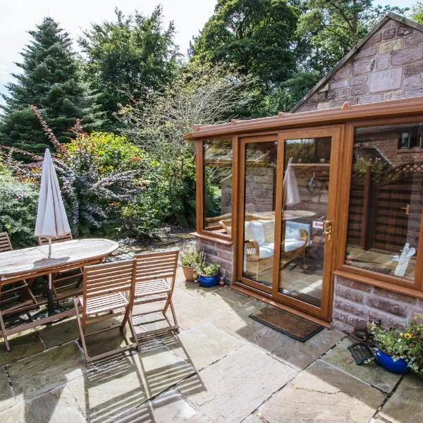 Willow cottage with private hot tub, hotel en Upper Hulme