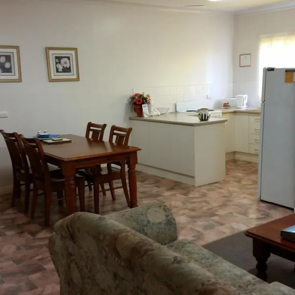 About Town Cottages, hotel in Broken Hill