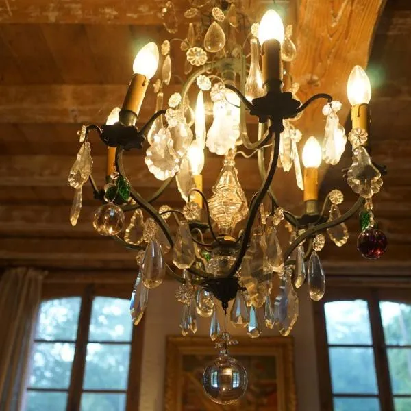 Les Hotes Des Guillemets, hotel v destinaci Laglorieuse