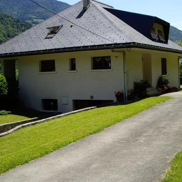 Chambres d'Hôtes Les Pierres Taillées, hotel in Thénésol