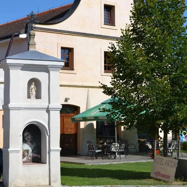 Hotel Antoň, hótel í Telč