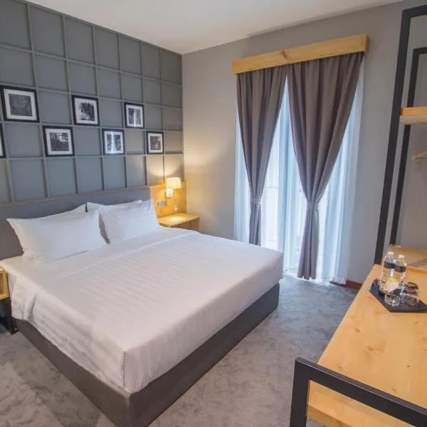 Redpine Boutique Hotel, hotel di Kempas