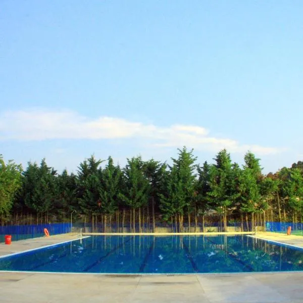 Camping Sierra de las Nieves, hotel v destinaci Yunquera