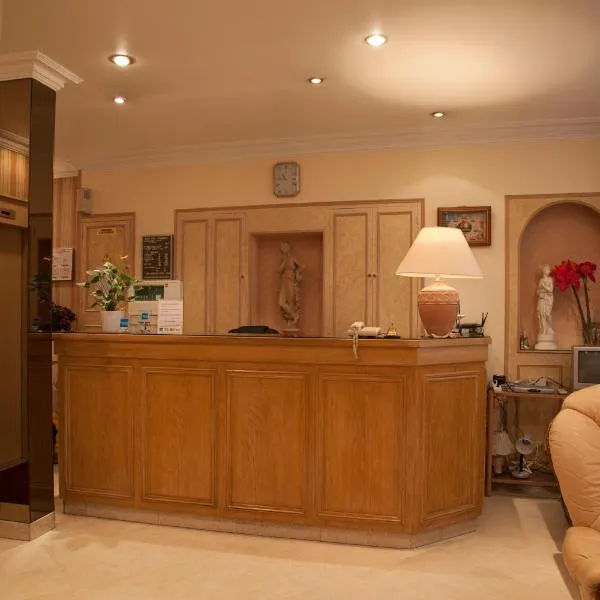 Hôtel des Pyrénées - Entre Bastille et Nation, hotel din Paris