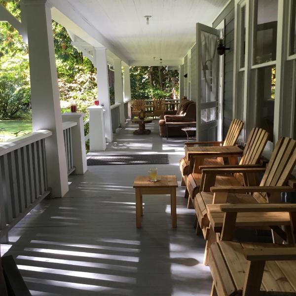 Mountain Meadows Inn & Chalet Suites in แอชฟอร์ด, สหรัฐอเมริกา