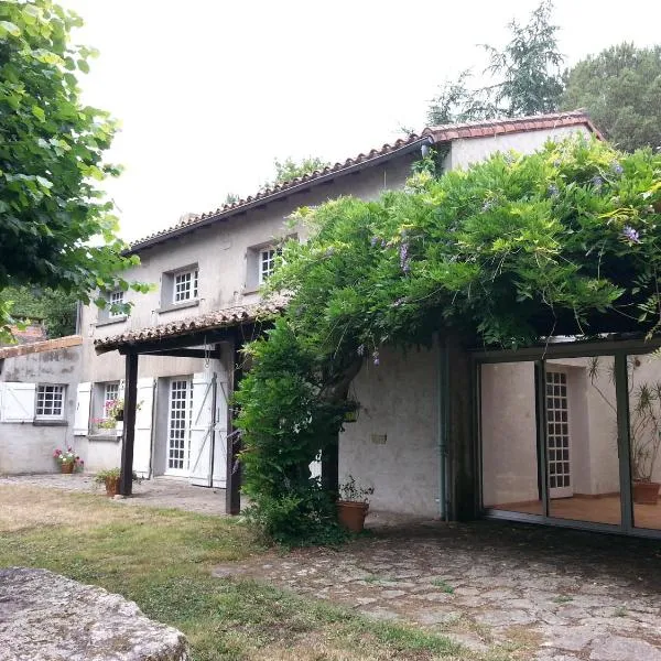 Maison d'hôtes Les Beaux Chenes, hotel in Mortagne-sur-Sèvre