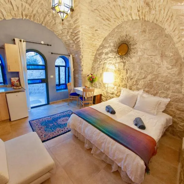 Artist Quarter Guesthouse B&B: Safed şehrinde bir otel