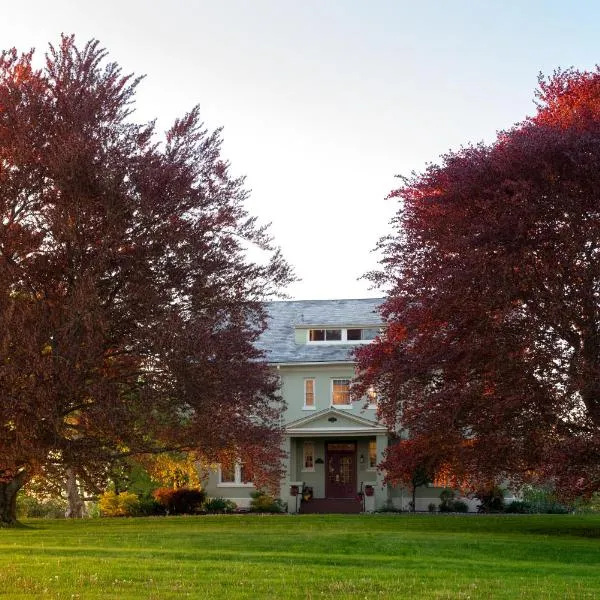Yale Manor B&B & Yurt Glamping, hotel v destinaci Yale
