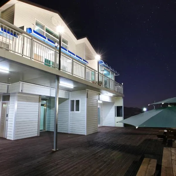 Seasidepine Pension, hotel in Yeosu