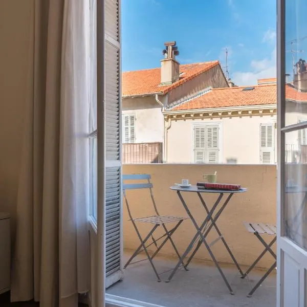 Spacious one bedroom - great location!, ξενοδοχείο στις Κάννες