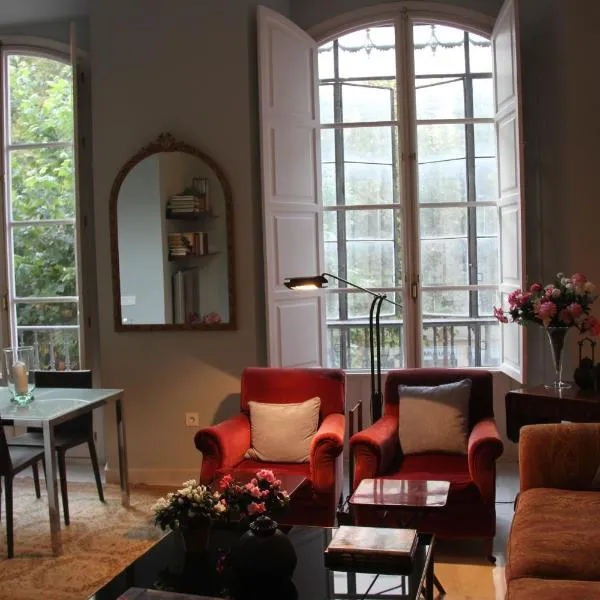 Elegant 2 Bedroom Apartment in Historic 1882 Building Central Sevilla Private Parking & Country Club Access, hotel in Seville