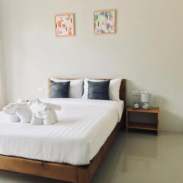 Snooze Inn Phuket、バーン・パクロクのホテル