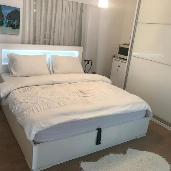 Charming Unit with Pool and Great Amenities, hotel di Rishon LeẔiyyon