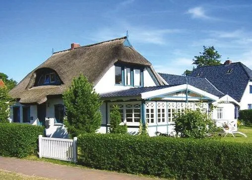 Ferienhaus Becker - Wohnung unten mit grosser Darssveranda, hotelli Prerowissa