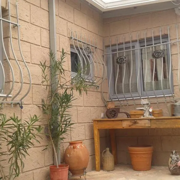 Sunny holiday home, hotel in Kalamata