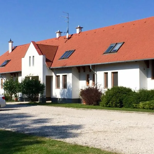 KARÁM Vendégház és Lakásétterem, hotel v destinaci Nagybajcs