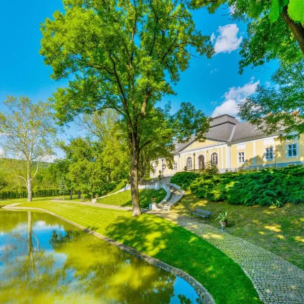 Prónay-kastély, hotel v destinácii Alsópetény