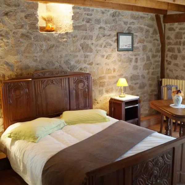 Gîte de 15 places en chambre de 2, 4, 5 personnes โรงแรมในSaint-Exupéry-les-Roches