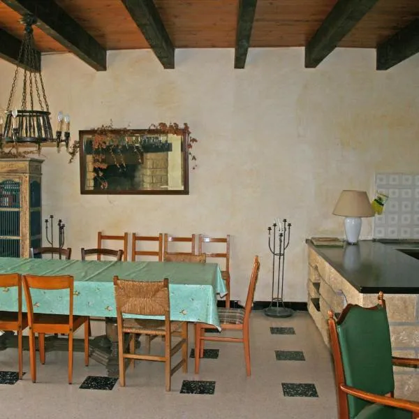 Mas des Tours Chambre d'hôtes, готель у місті Logrian-et-Comiac-de-Florian