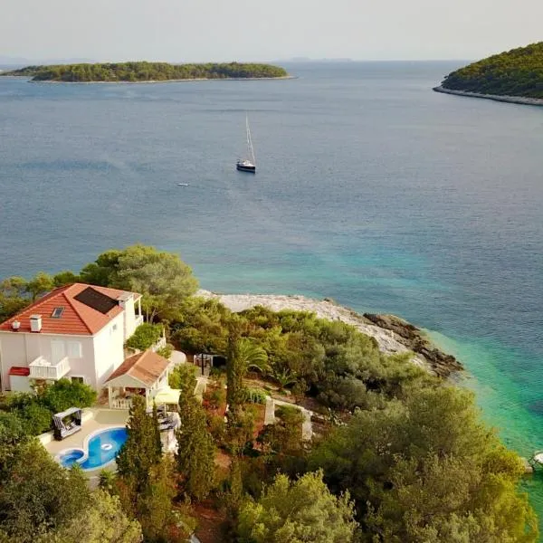 Waterfront villa with pool, khách sạn ở Vela Luka