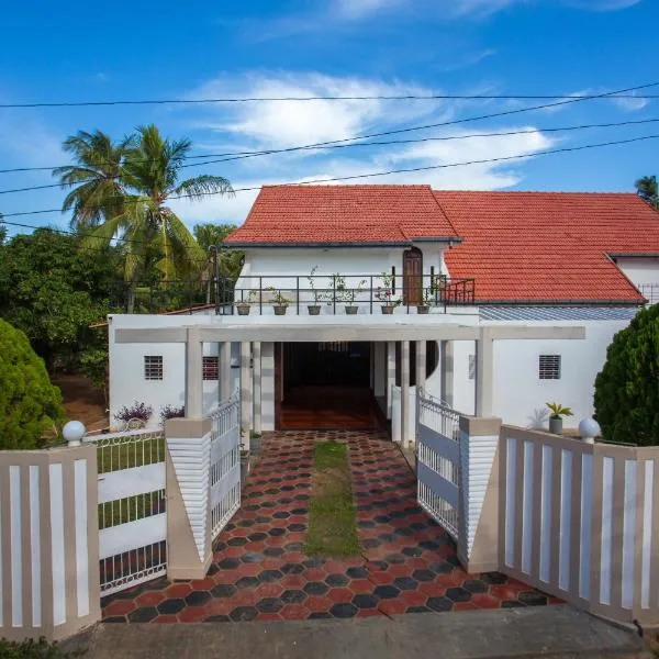 Dayanithi Guest House, hotell i Kankesanturai