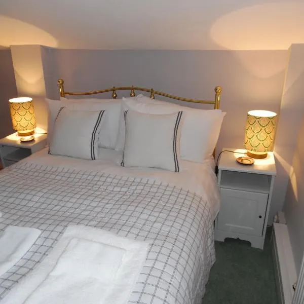 The Den x Low Ceilings Upstairs x, hotel a Egloskerry