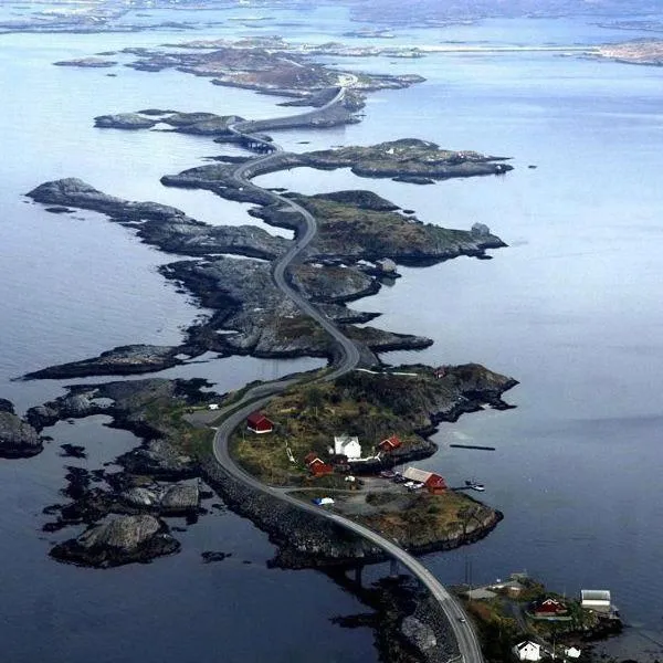 Leite Gård near Atlantic Road in Hustadvika, hotel di Karvåg