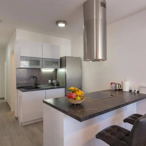 Apartments Rosemary, מלון ברז'אני