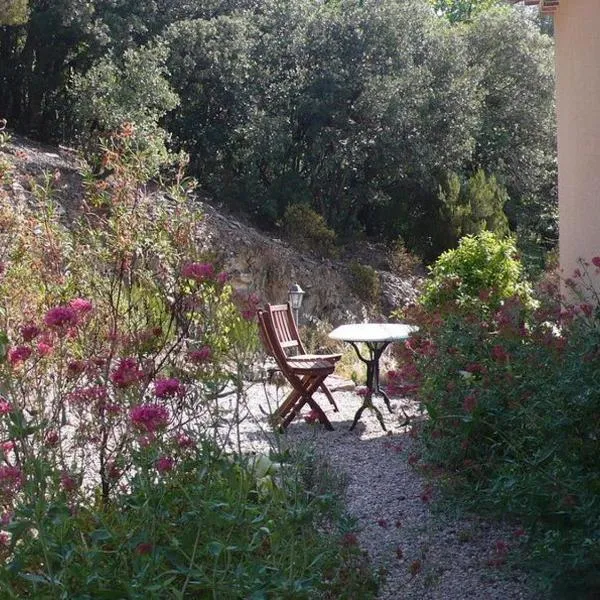 Chambres d'Hôtes Le Cadran Solaire, hotel u gradu Mourèze