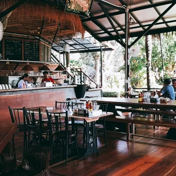 Chuanthanapanya Resort, hotel in Amphoe Sawang Daen Din