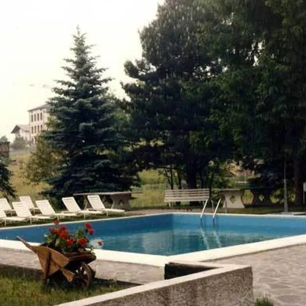 Hotel Due Pini – hotel w mieście Baselga di Pinè