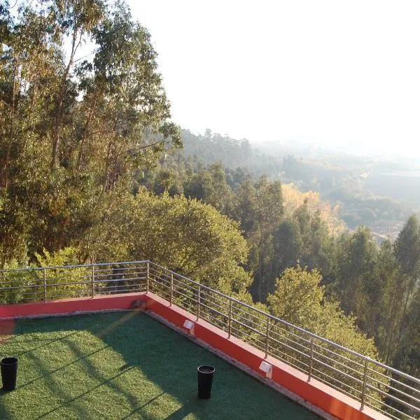 Quinta do Louredo Hotel، فندق في Espinhel