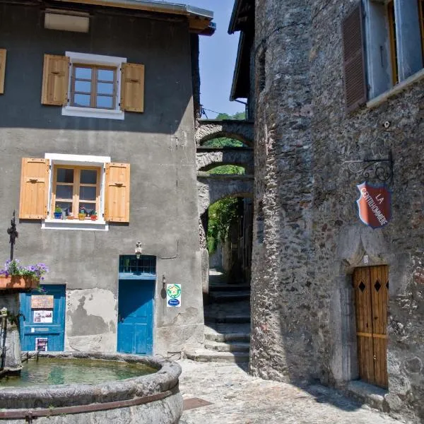 Au Cheval Blanc - appartements et chambres d'hôtes: Albertville şehrinde bir otel