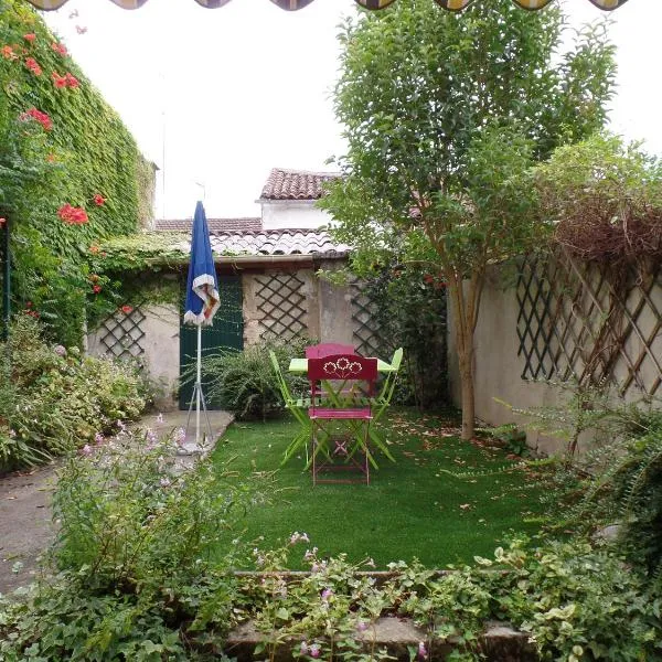 Gite chez Cyrano, ξενοδοχείο στο Μπερζεράκ