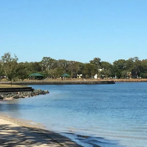 Bribie Waterways Motel, hotel en Banksia Beach