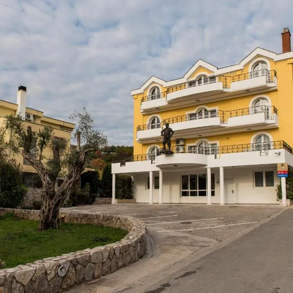 Hotel Crnogorska Kuća، فندق في بودغوريتسا