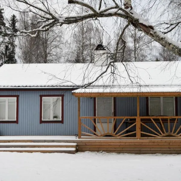 Charming cottage in tranquil village setting، فندق في Ockelbo