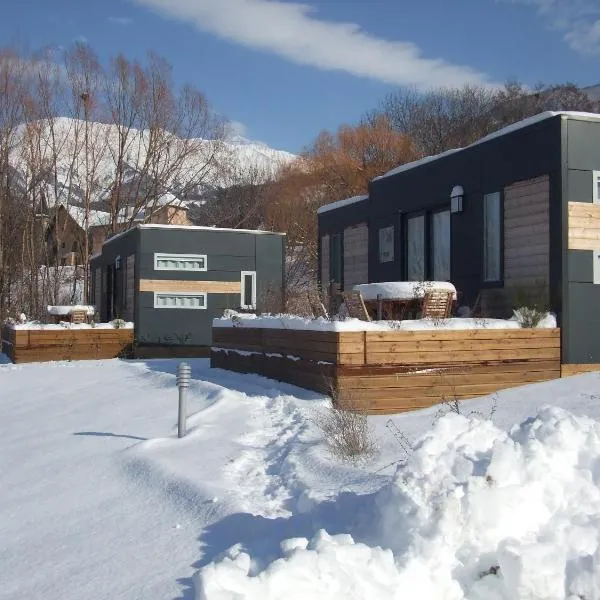 Camping-Hotel de Plein Air Les 2 Bois, hotel u gradu Baratier
