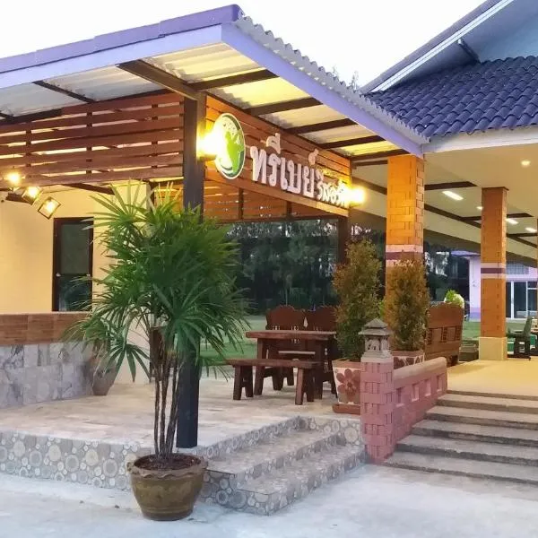 Three Bays Resort, hotel in Prachuap Khiri Khan